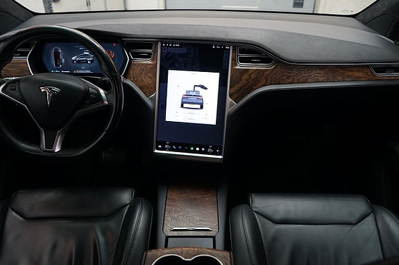 Tesla Model X 12 of 16