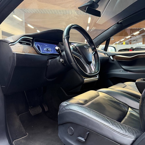 Tesla Model X 8 of 11