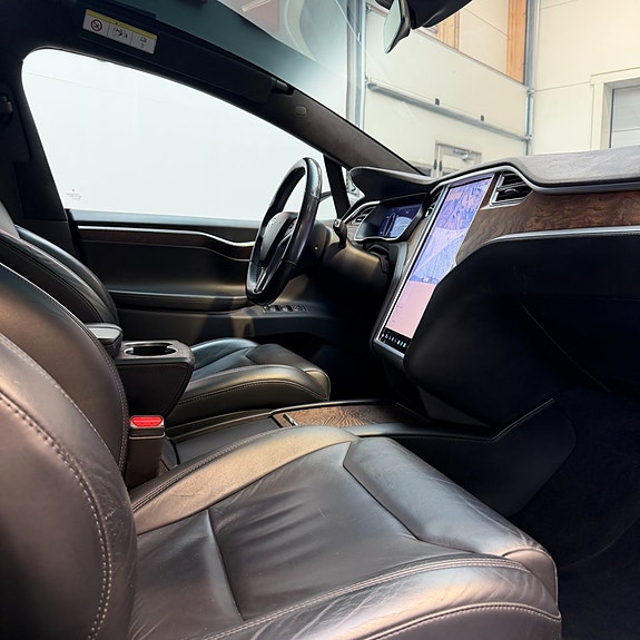 Tesla Model X 11 of 11