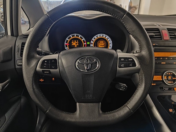 Toyota Auris 8 of 18