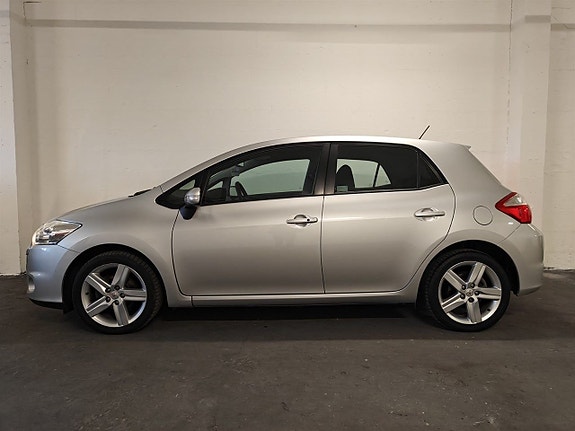 Toyota Auris 2 of 5