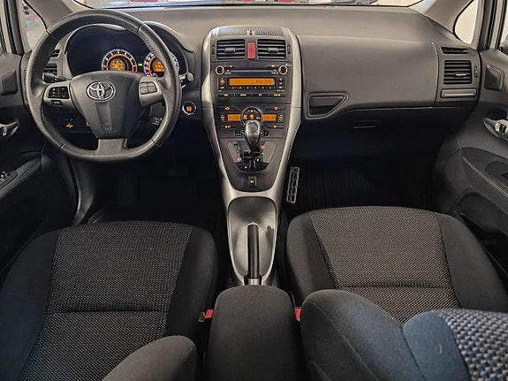 Toyota Auris 7 of 18