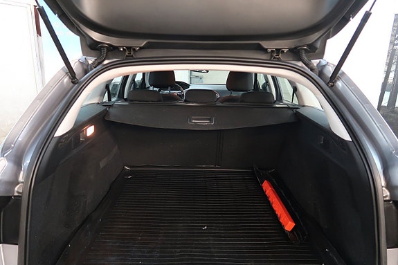 Peugeot 308 SW 14 of 17