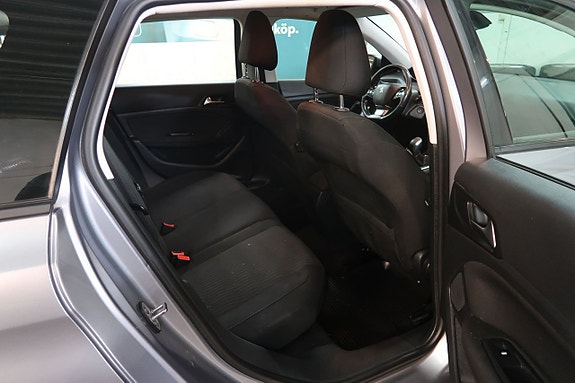 Peugeot 308 SW 15 of 17