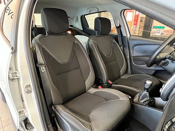Renault Clio 12 of 17
