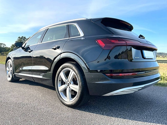 Audi e-tron 2 of 9