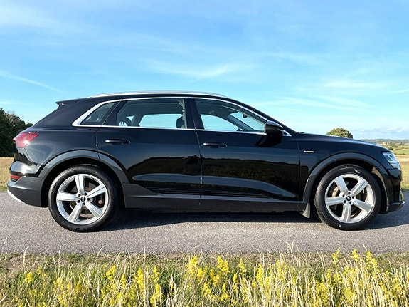 Audi e-tron 8 of 9