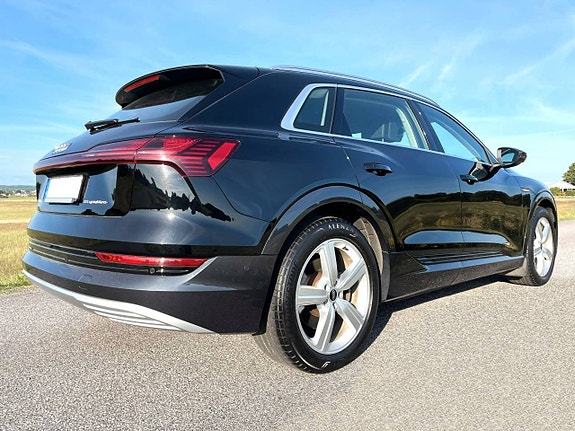 Audi e-tron 5 of 9
