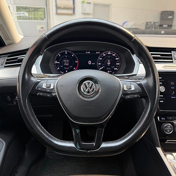 Volkswagen Passat 10 of 13