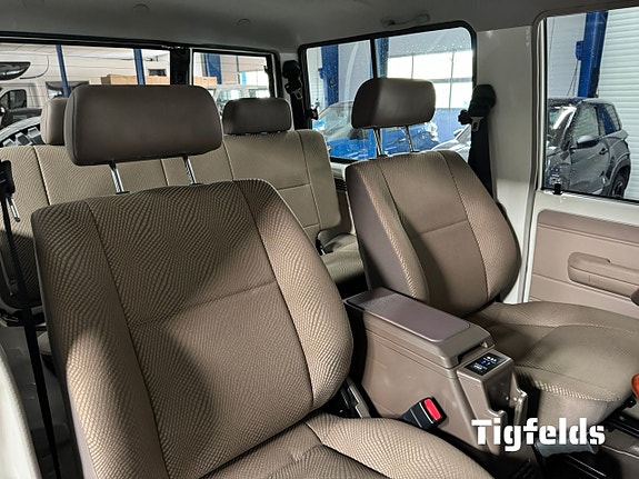 Toyota Land Cruiser 12 of 15