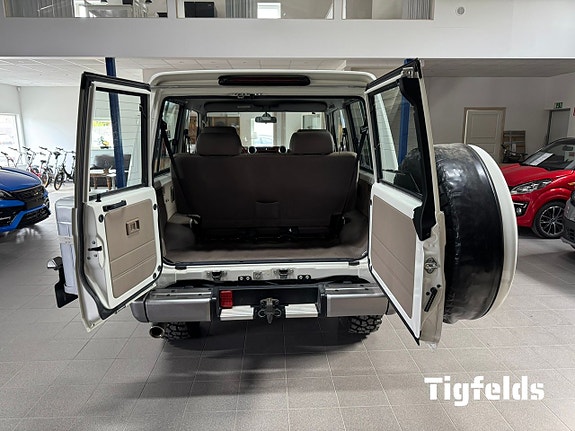Toyota Land Cruiser 8 of 15