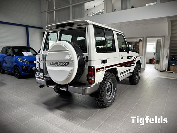 Toyota Land Cruiser 4 of 5