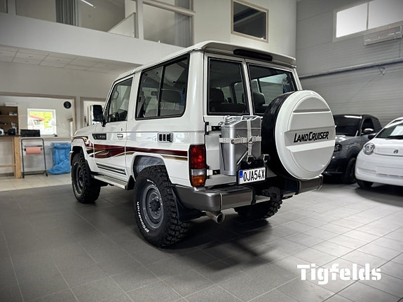 Toyota Land Cruiser 3 of 5