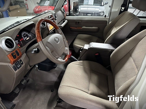 Toyota Land Cruiser 9 of 15