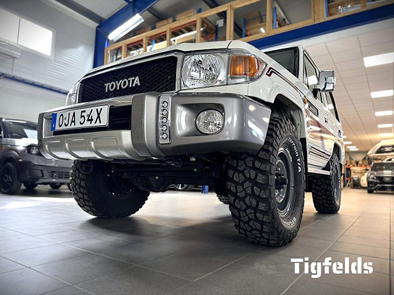 Toyota Land Cruiser 7 of 15