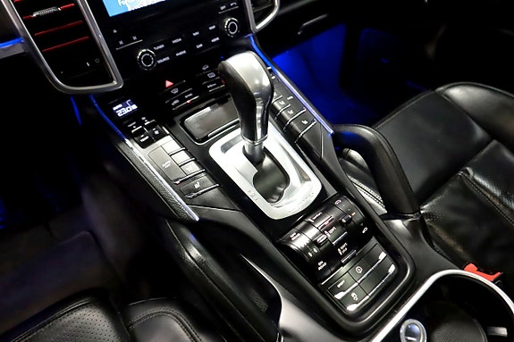 Porsche Cayenne 15 of 23
