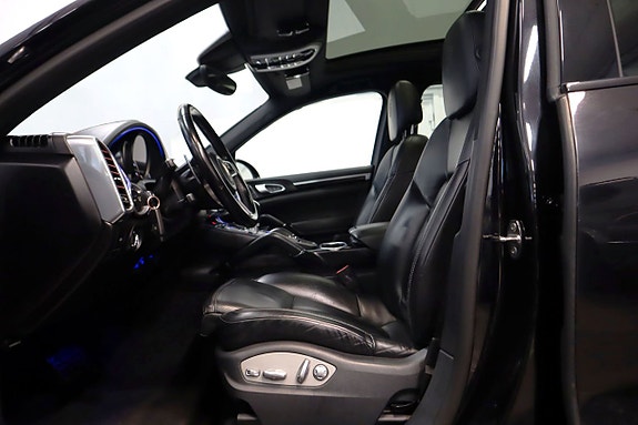 Porsche Cayenne 14 of 23