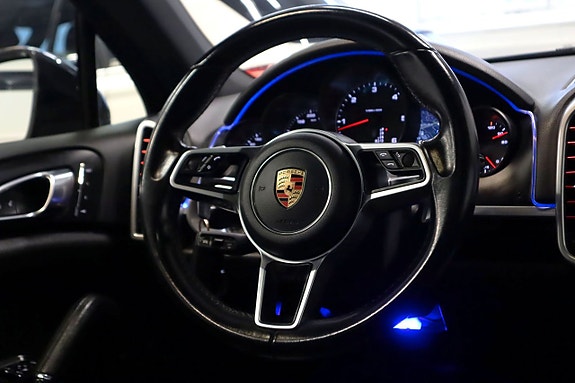 Porsche Cayenne 13 of 23