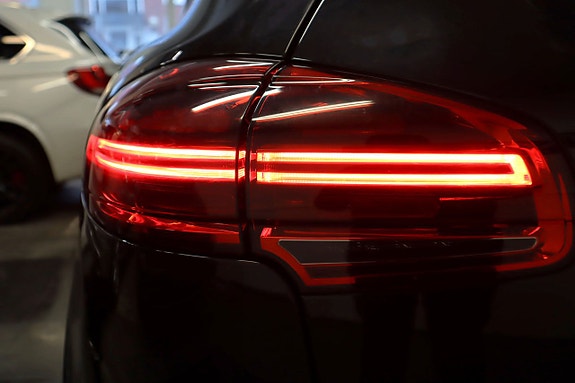 Porsche Cayenne 8 of 23