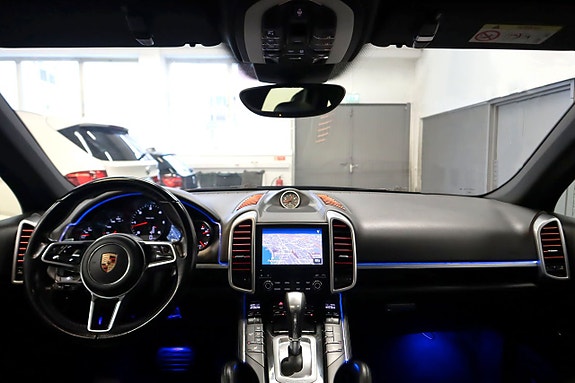 Porsche Cayenne 18 of 23