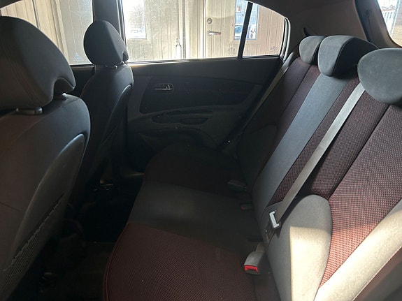 Kia Rio 7 of 10