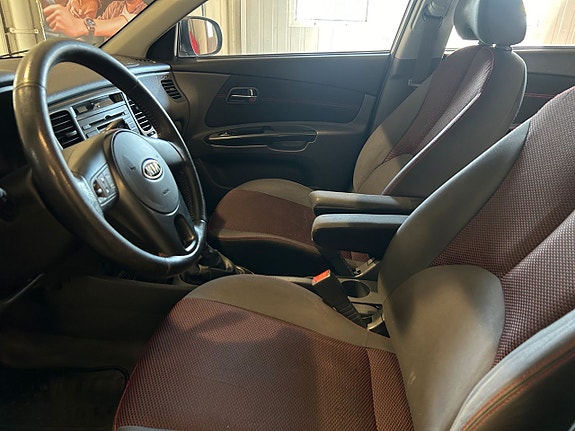 Kia Rio 6 of 10