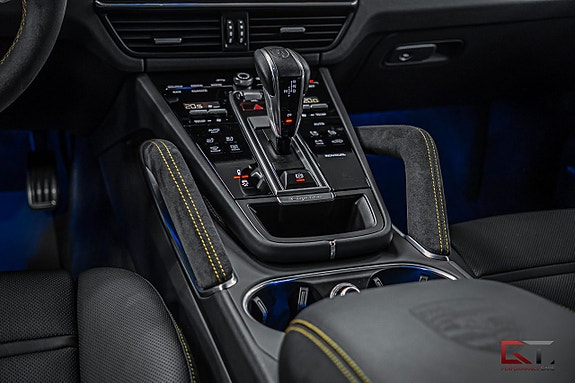Porsche Cayenne Turbo S 19 of 26