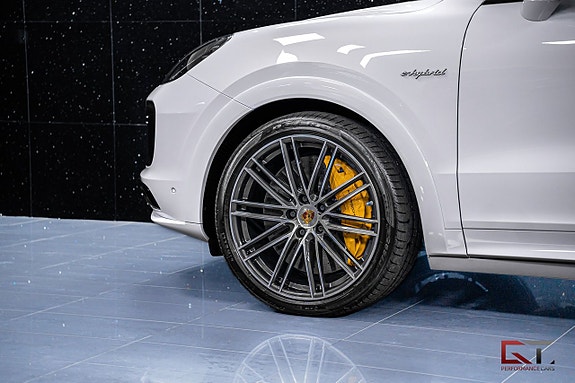 Porsche Cayenne Turbo S 5 of 5