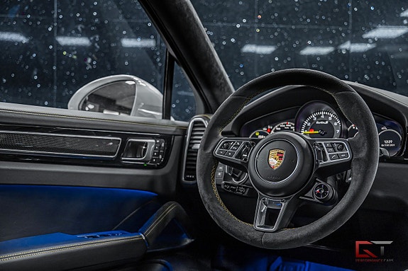 Porsche Cayenne Turbo S 25 of 26