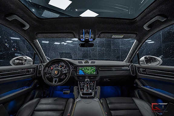 Porsche Cayenne Turbo S 18 of 26
