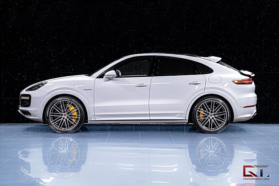 Porsche Cayenne Turbo S 4 of 5