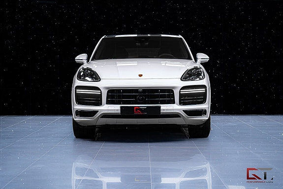 Porsche Cayenne Turbo S 3 of 5