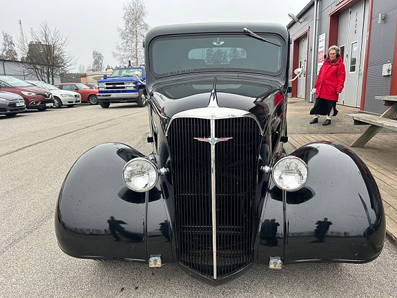 Chevrolet Pick-Up 2 of 5