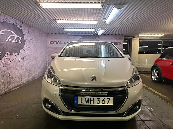 Peugeot 208 2 of 5
