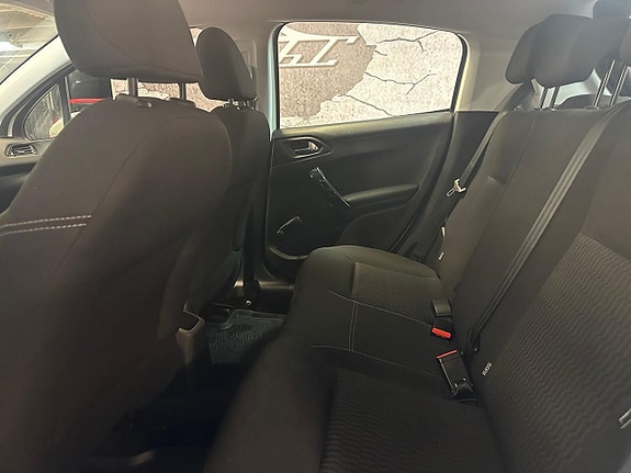Peugeot 208 8 of 13