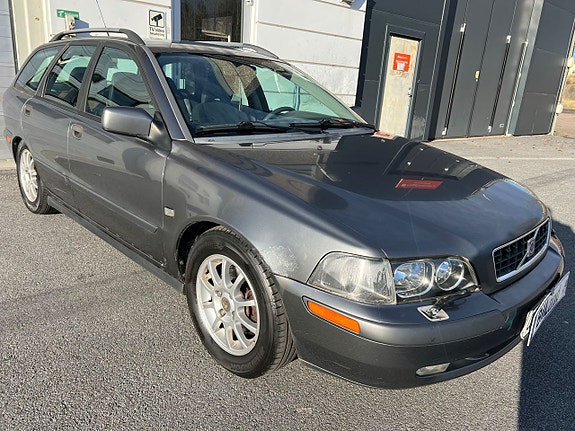 Volvo V40 2 of 5