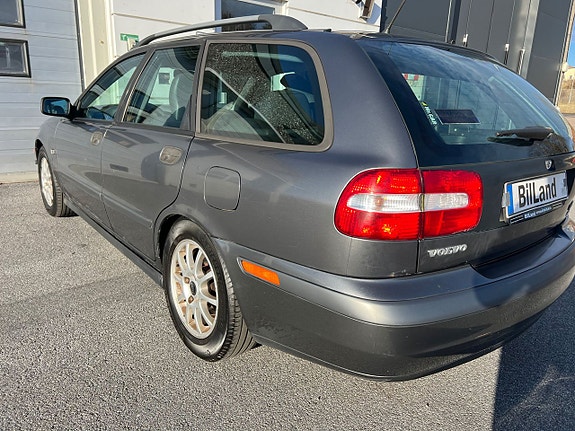 Volvo V40 3 of 5