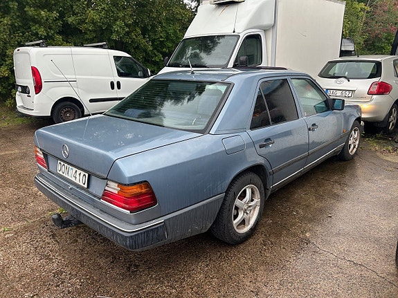 Mercedes-Benz E200 3 of 5