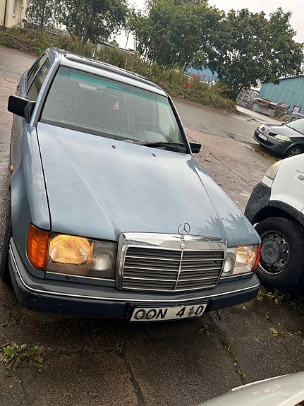 Mercedes-Benz E200 2 of 5