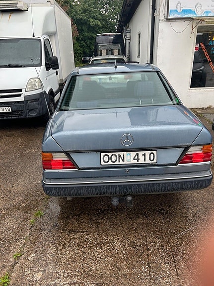 Mercedes-Benz E200 4 of 5