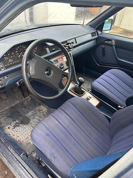 Mercedes-Benz E200 5 of 5