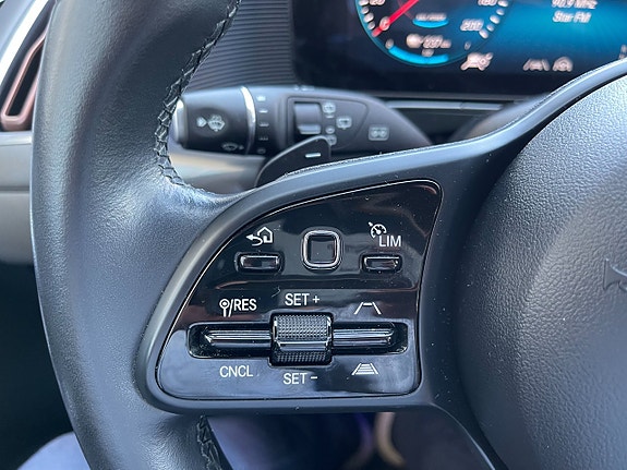 Mercedes-Benz EQC400 26 of 28