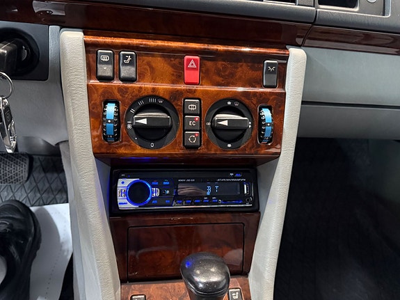 Mercedes-Benz E320 10 of 16