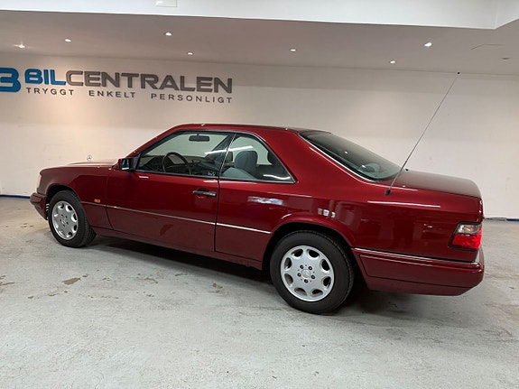 Mercedes-Benz E320 4 of 5