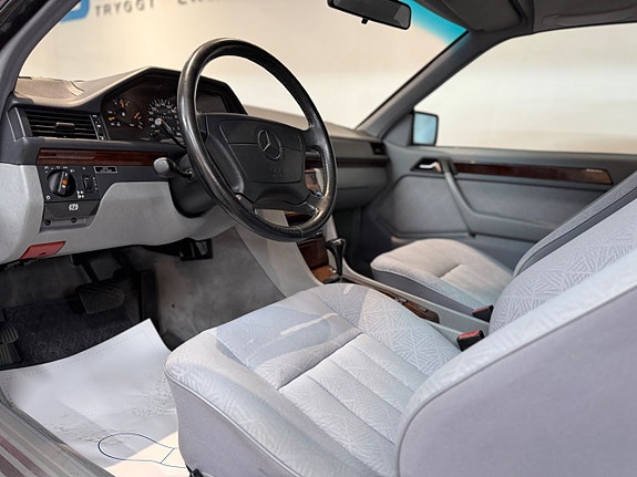 Mercedes-Benz E320 13 of 16