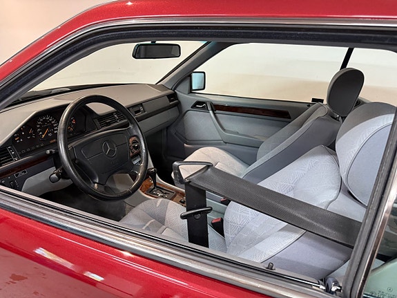 Mercedes-Benz E320 14 of 16