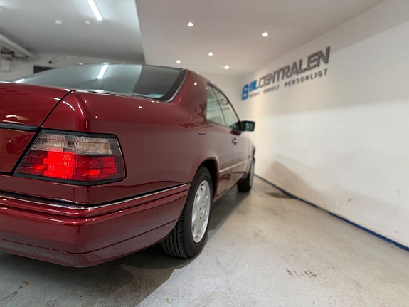 Mercedes-Benz E320 8 of 16