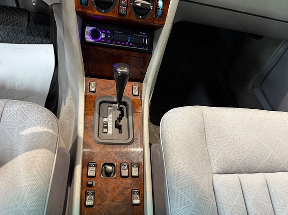 Mercedes-Benz E320 11 of 16