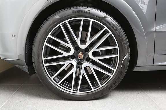 Porsche Cayenne 8 of 27
