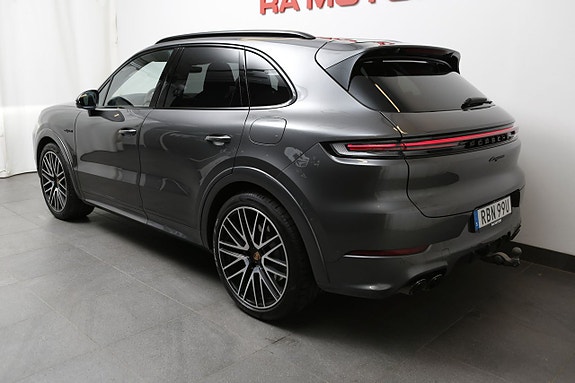 Porsche Cayenne 4 of 5